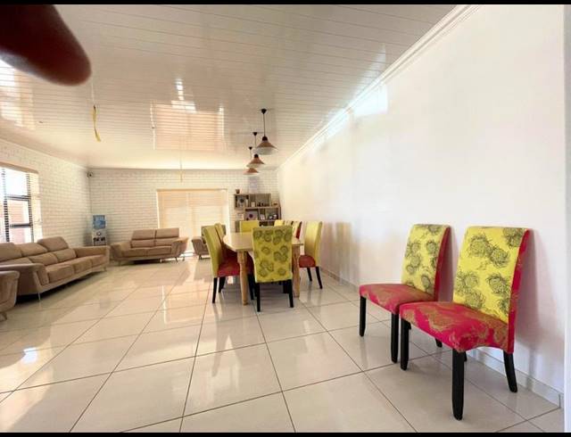 6 BEDROOM HOUSE FOR SALE IN CHATSWORTH